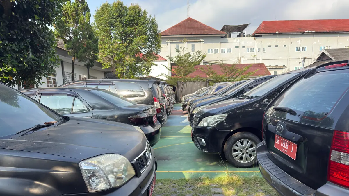 ASET DAERAH: Inilah kondisi randis yang dilelang Pemprov NTB melalui situs resmi, terparkir rapi di halaman kantor BKAD NTB, Jumat (17/7). (YUYUN/LOMBOK POST)