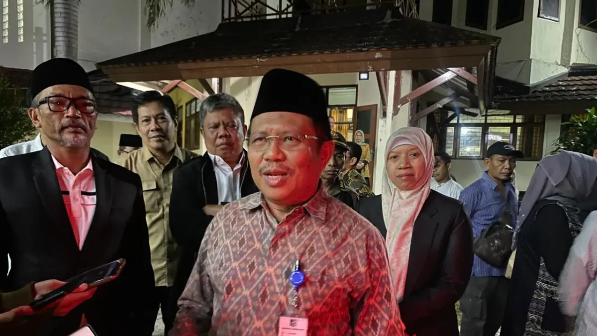 BERI PENJELASAN: Bupati Lombok Barat Lalu Ahmad Zaini saat memberikan keterangan kepada wartawan. (Foto: Toni/Lombok Post)