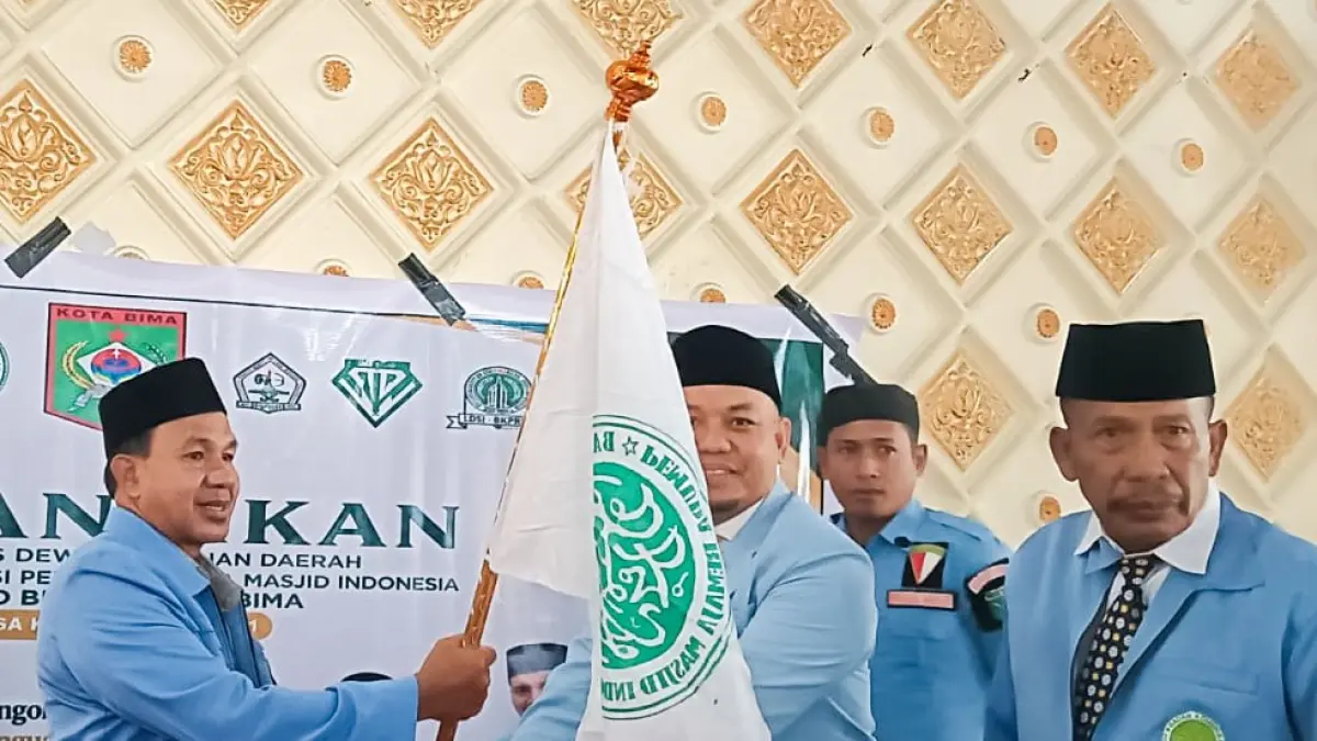 ESTAFET KEPEMIMPINAN: Ketua DPD BKPRMI Kota Bima periode 2026–2031, Rustam, (tengah), saat menerima bendera pataka organisasi dalam prosesi pelantikan yang berlangsung khidmat di Kota Bima, Jumat (17/7). 