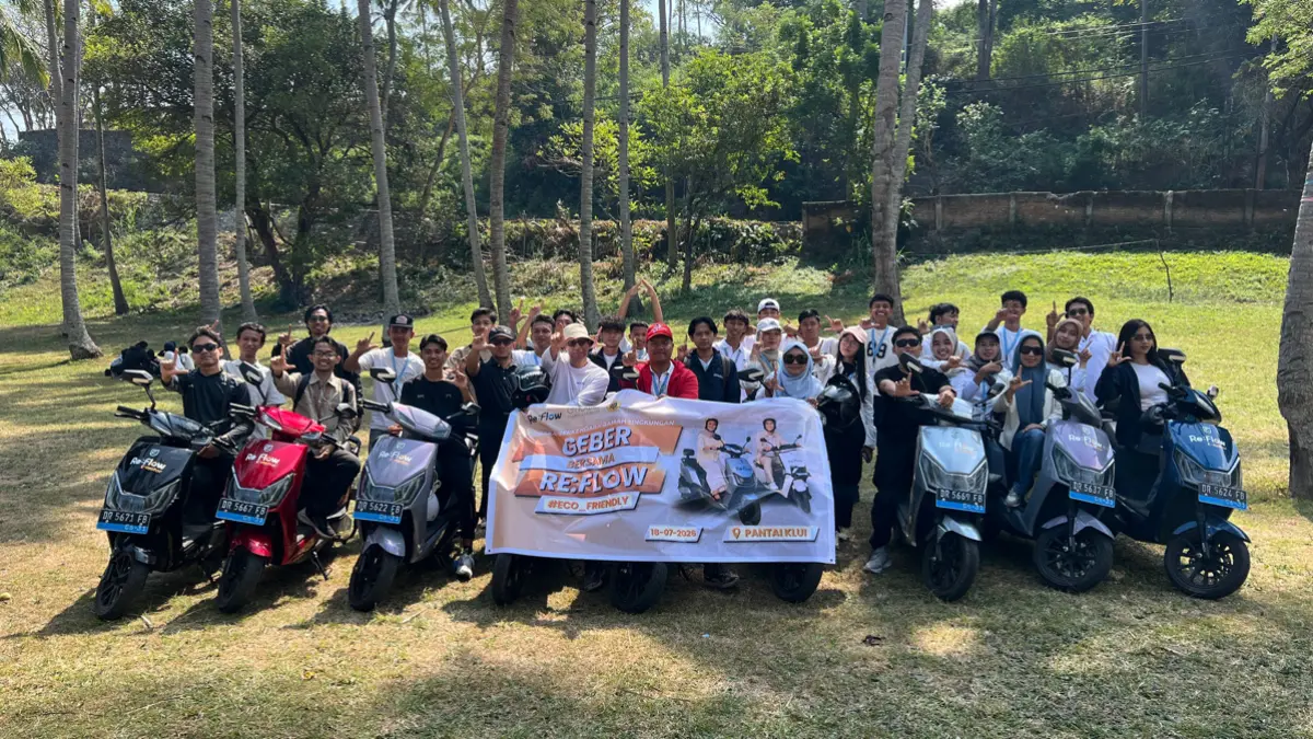 Foto bersama : Para peserta GEBER di pantai Klui, Lombok Utara. (Galih/Lombok Post)