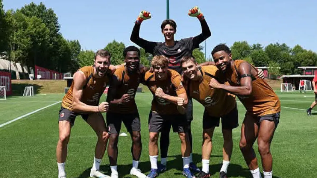 GEMBIRA: Para pemain AC Milan usai latihan bersama. (Istimewa) 