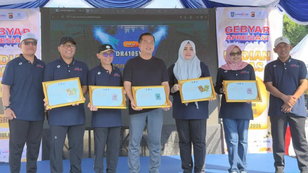 Gubernur NTB Lalu Muhamad Iqbal (tengah), dan Wagub NTB Indah Dhamayanti Putri (tiga dari kanan) berfoto bersama dengan sejumlah pihak yang hadir, usai pengundian hadiah Apresiasi Wajib PKB 2026 di Teras Udayana, Mataram, Minggu (19/7). (YUYUN/LOMBOK POST)