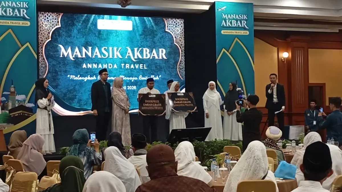 HADIAH UMRAH: Direktur Utama Annahda Berkah Bersama Travel TGH Abdul Baasith Asdjazzi, Lc., MA (pakai kacamata/depan) foto bersama jamaah yang mendapat undian umrah gratis pada kegiatan manasik akbar di Hotel Lombok Raya, Minggu (19/7).