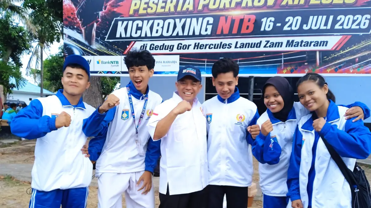 JUARA: Ketua KONI NTB bersama Atlet dan ofisial Kickboxing Kabupaten Lombok Barat berpose usai memastikan diri meraih empat medali emas, dua perak, dan tiga perunggu pada Porprov NTB 2026 di Lanud ZAM Mataram, Minggu (19/7).&nbsp;