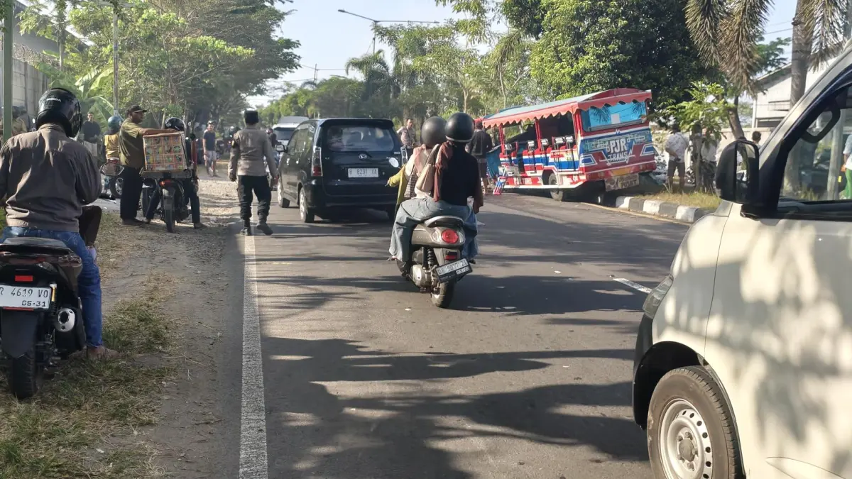 kecelakaan lalu lintas yang melibatkan mobil pikap dan sebuah kereta wisata odong-odong pada Minggu (19/7) pukul 08.00 Wita di Lombok Tengah