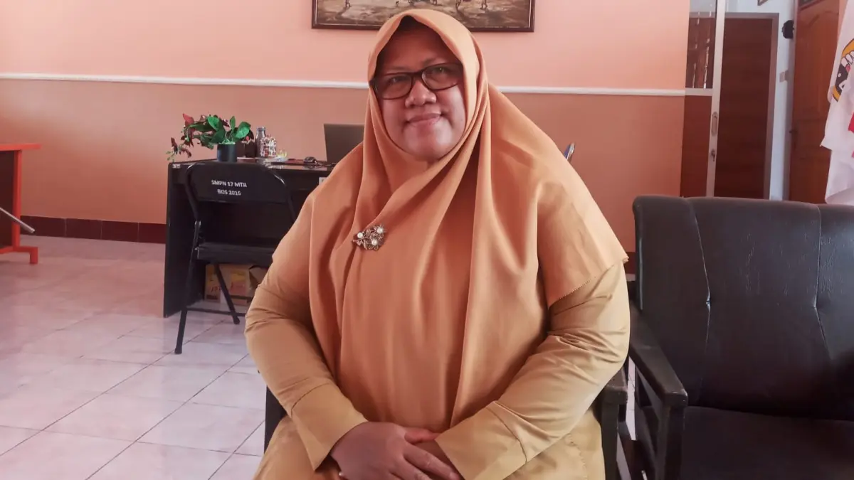 Kepala SMPN 17 Mataram Hartati Panca Mardikawati