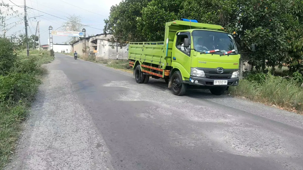 KERAP RUSAK: Jalan di Desa Merembu ke arah Bengkel atau sebaliknya banyak dilewati truk dengan tonase besar. (Foto: Toni/Lombok Post)