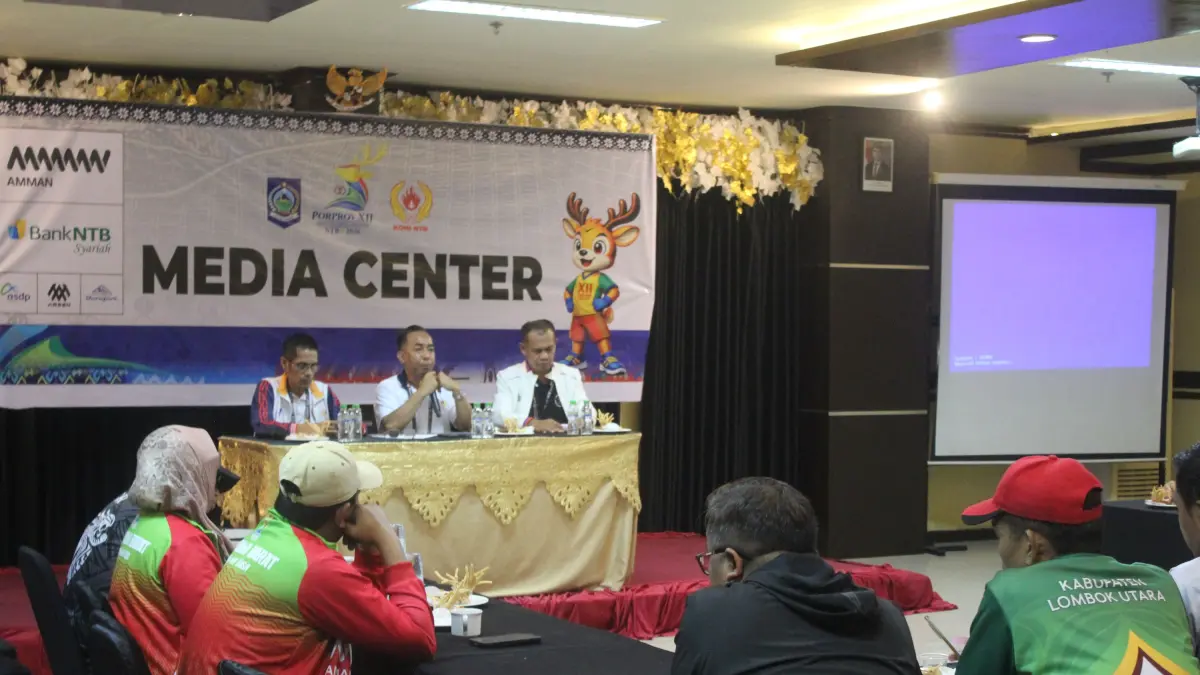 Ketua KONI NTB Mori Hanafi saat menggelar rapat CdM bersama perwakilan kontingen kabupaten/kota. (PUJO/LOMBOK POST)