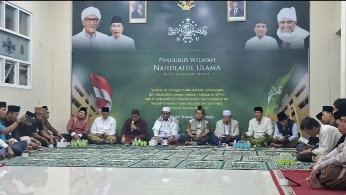 Ketua PWNU NTB Prof Masnun Tahir dan jajaran Mustasyar, Syuriyah, Tanfidziyah, AHWA, dan Banom, menggelar rapat bersama di Kantor PWNU NTB, Kota Mataram, Jumat malam (17/7).&nbsp;