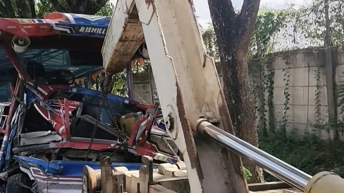 Kondisi kereta wisata odong-odong ringsek usai tabrakan dengan mobil pikap di jalan bypass BIL, Desa Batujai, Lombok Tengah, Minggu (19/7). 