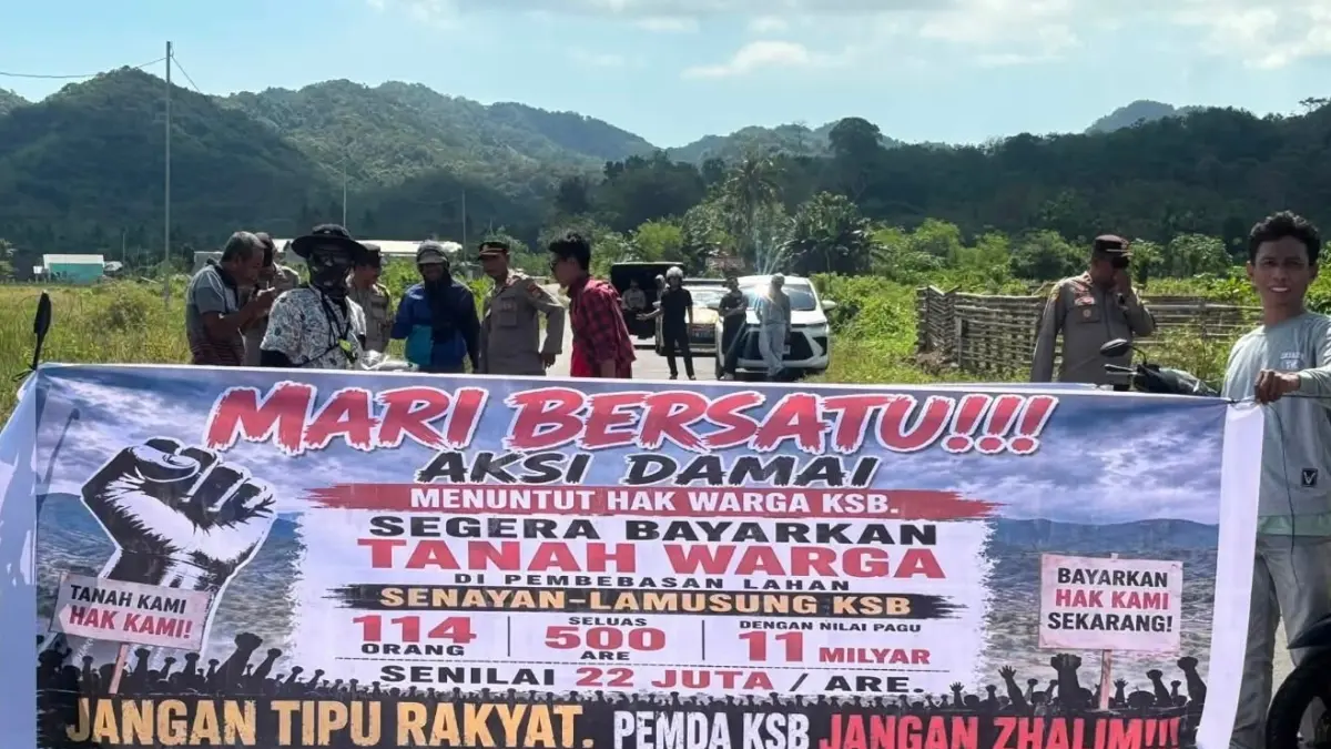 Para pemilik lahan memblokade jalan Lamusung-Senayan sebagai bentuk penolakan atas nilai perhitungan tim appraisal, beberapa waktu lalu.&nbsp;