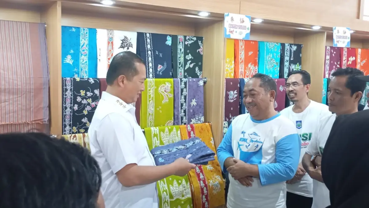 PRODUK SEKOLAH: Gubernur NTB Lalu Muhamad Iqbal (kiri) melihat batik Sasambo karya siswa SMKN 5 Mataram yang dijajakan di gerai ritel milik sekolah tersebut.