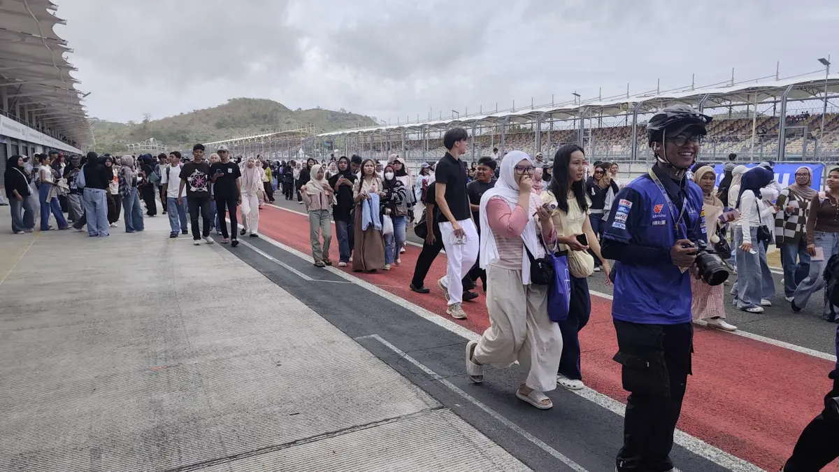 Ribuan penonton tumpah ruah saat sesi pit walk ajang Yamaha Sunday Race di Sirkuit Internasional Mandalika, Loteng, Minggu (19/7). 