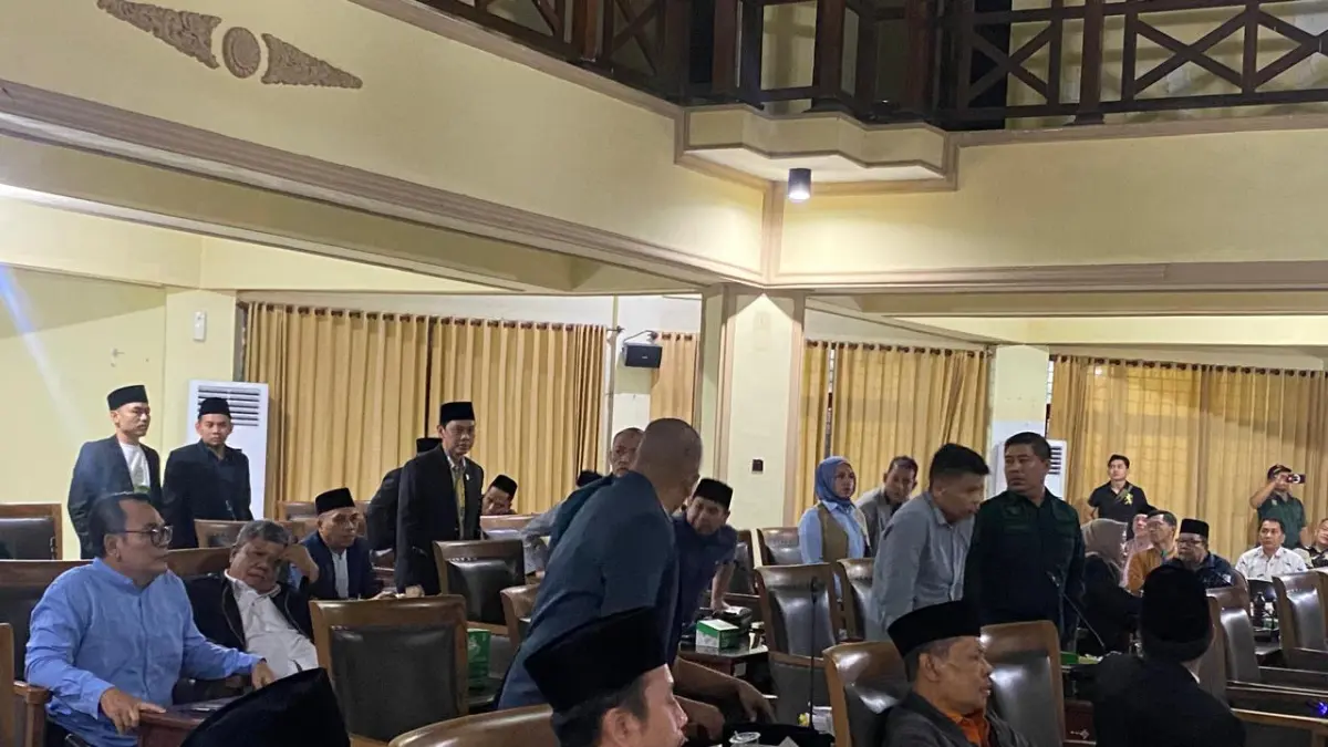 Sejumlah anggota deawan berdiri menyatakan menolak Raperda Pertanggungjawaban Pelaksanaan APBD 2025. (Foto: Toni/Lombok Post)