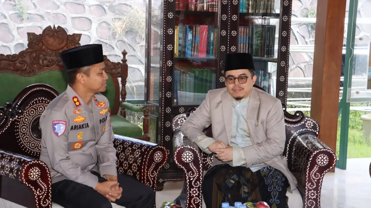 SILATURAHMI: Kapolres Lotim saat bersilaturahmi dengan PB NW di Anjani