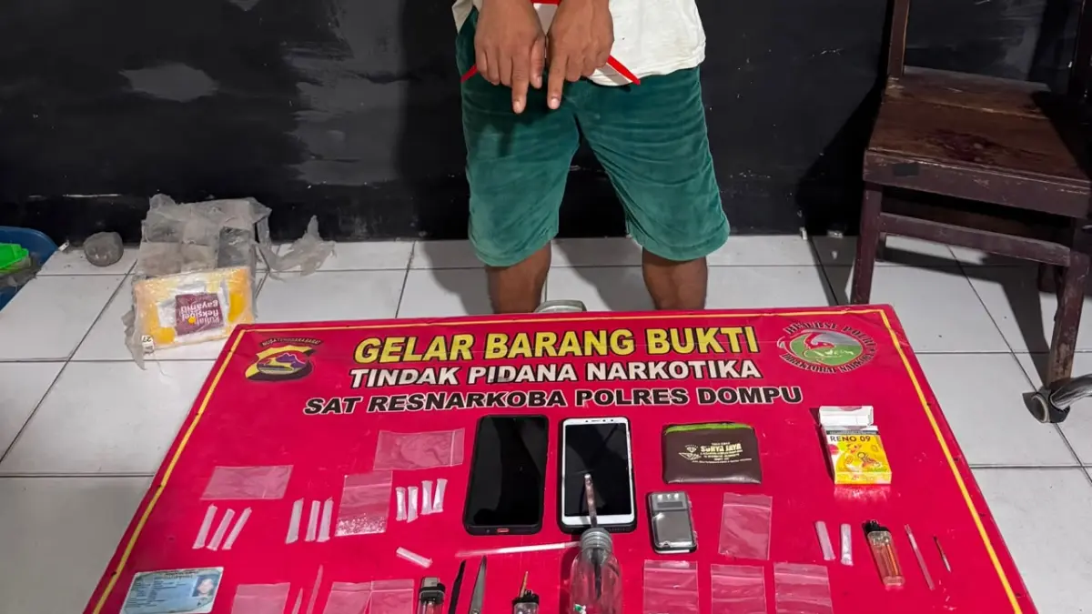 Tim Satresnarkoba Polres Dompu mengamankan barang bukti sabu dan lainnya dalam penggerebekan di rumah I di Kelurahan Bada, Kamis malam (16/7).