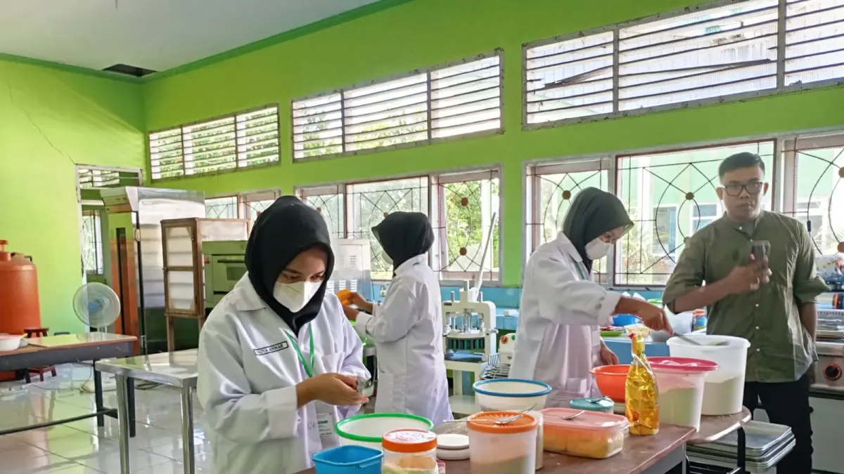 UJI KOMPETENSI: Siswa jurusan Agribisnis Pengolahan Hasil Pertanian (APHP) SMKPPN Mataram melaksanakan Uji Kompetensi Keahlian (UKK) di sekolah tersebut, belum lama ini.


