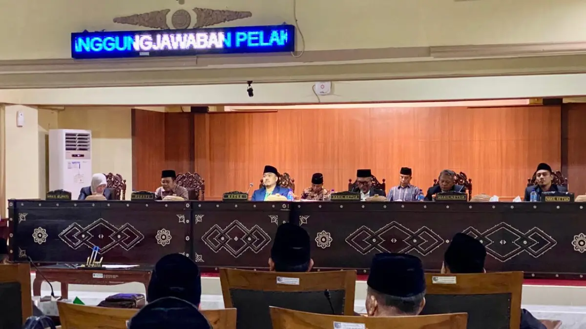 PARIPURNA: DPRD Lombok Barat saat rapat paripurna dengan agenda penyampaian Laporan Gabungan Komisi sekaligus Pendapat Fraksi-Fraksi Dewan terhadap Rancangan Peraturan Daerah (Raperda) tentang Pertanggungjawaban Pelaksanaan APBD 2025, Sabtu malam (18/7). (Foto: Toni/Lombok Post)