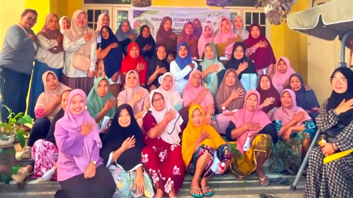 EDUKASI: Tim dosen dan mahasiswa Jurusan Gizi Poltekkes Kemenkes Mataram beserta sasaran kader memberikan edukasi serta demonstrasi kepada masyarakat terkait pembuatan kudapan sehat berbasis Diet DASH kepada warga lansia di Lingkungan Karang Pande, Abian Tubuh Kota Mataram.