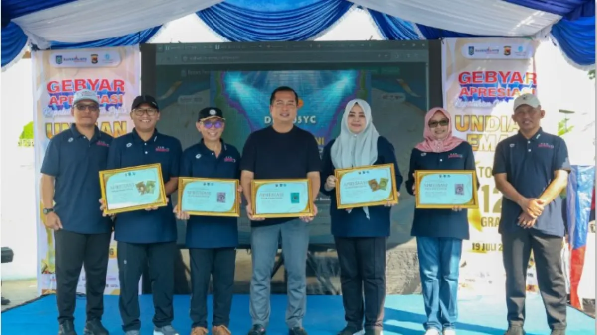 APRESIASI: Gubernur NTB Lalu Muhamad Iqbal didampingi Wagub Indah Dhamayanti Putri, Sekda NTB Abul Chair, dan Kepala Bapenda NTB Baiq Nelly Yuniarti saat pengumuman hasil undian hadiah emas bagi wajib pajak kendaraan bermotor di Teras Udayana, Mataram, Ahad (19/7). (DISKOMINFOTIK NTB/LOMBOK POST)