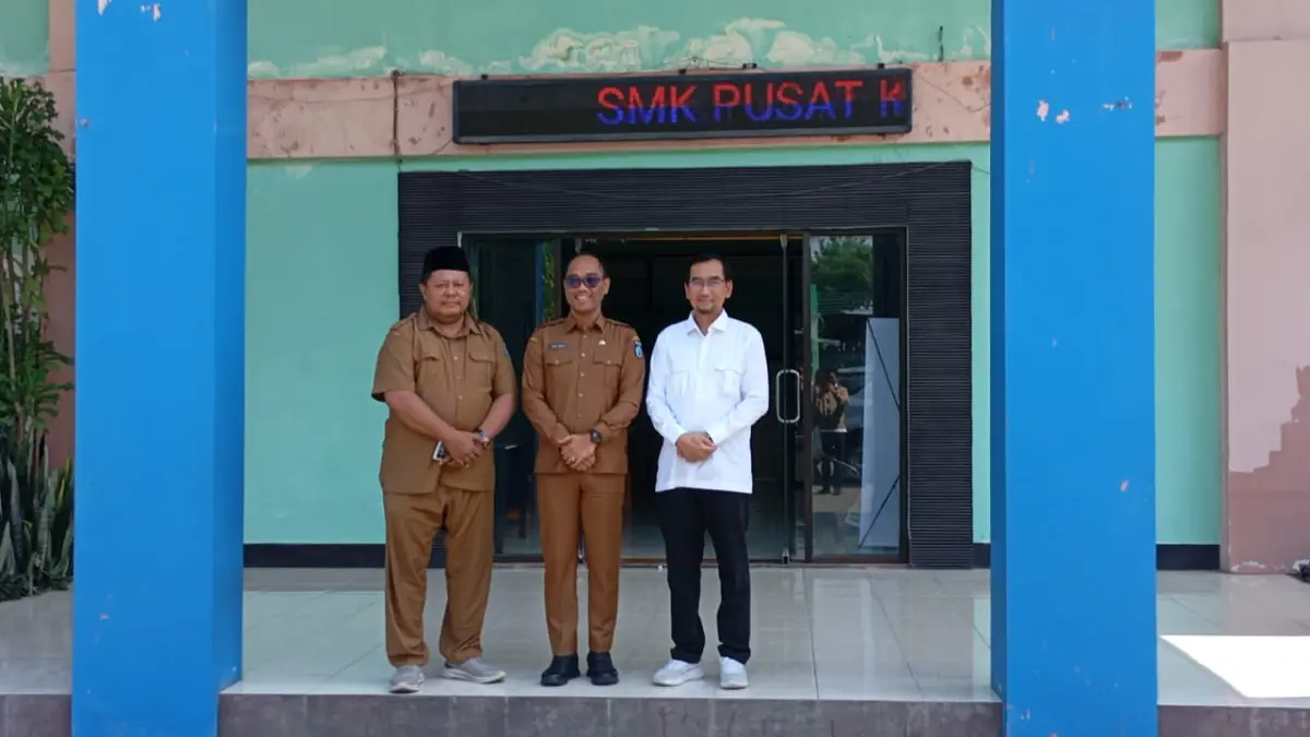FOTO BERSAMA: Rektor Universitas Brawijaya Prof Widodo (baju putih) foto bersama kepala Dinas Pertanian dan Ketahanan Pangan NTB dan kepala SMKPPN Mataram usai membuka pelatihan pemanfaatan isolat bakteri loka potensial untuk formulasi eco-enzyme sebagai agen pemacu pertumbuhan tanaman di SMKPPN Mataram, Senin (20/7).
