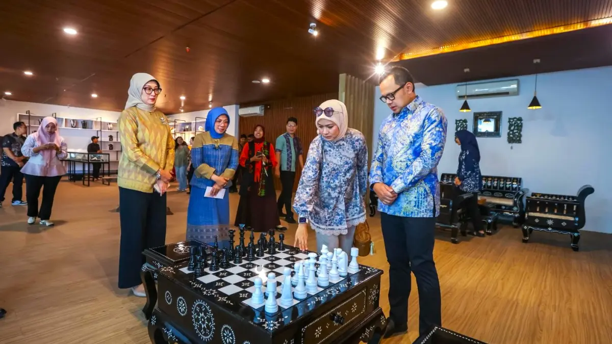 TERPIKAT: Wakil Menteri Dalam Negeri (Wamendagri) RI Bima Arya Sugiarto (kanan) didampingi Ketua Dekranasda NTB Sinta Agathia Iqbal (kiri depan) melihat produk meja catur cukli buatan warga binaan Lapas Lombok Barat di etalase Bale KITA di Mataram, pekan lalu. (IST/LOMBOK POST)