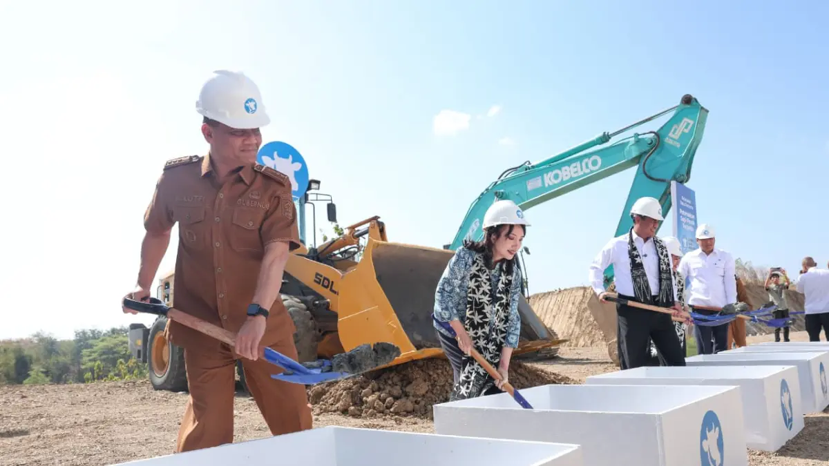 Gubernur Jawa Tengah Ahmad Luthfi (kiri) bersama CEO Saviora Group Ihsan Mulia Putri dan Menteri Pertanian Andi Amran Sulaiman melakukan peletakan batu pertama pembangunan peternakan sapi perah terpadu berskala besar di Desa Karangbale, Kecamatan Larangan, Kabupaten Brebes, Senin (20/7).