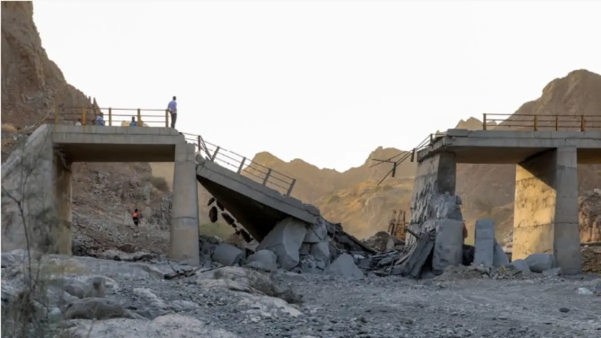 KEMBALI MEMANAS: Sebuah jembatan yang menghubungkan Roudan dan Bandar Abbas di Iran selatan rusak parah akibat serangan AS pada Sabtu (18/7). Iran membalas serangan itu dengan membombardir sejumlah pangkalan AS, salah satunya di Jordania yang mengakibatkan dua tentara AS tewas dan satu tentara dilaporkan masih hilang. (AMIR HOSSEIN KHORGOOEI / ISNA / AFP)