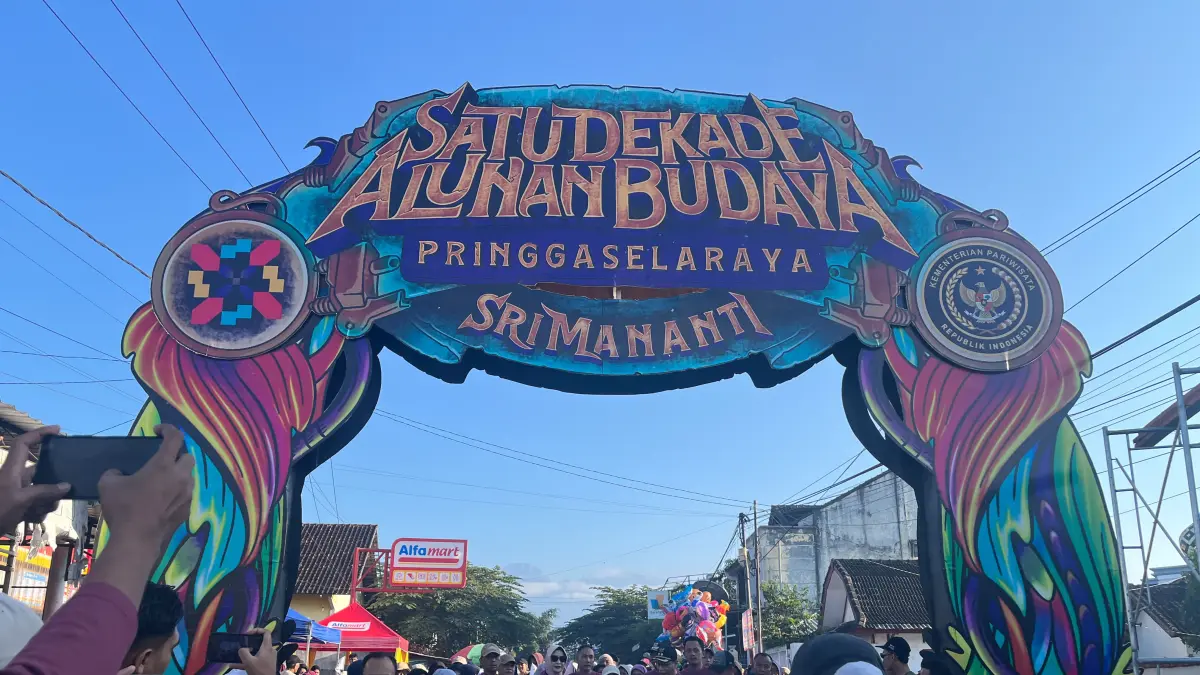 ALUNAN BUDAYA: Wakil Bupati Lotim Moh Edwin Hadiwijaya saat membuka event Alunan Budaya Pringgasela