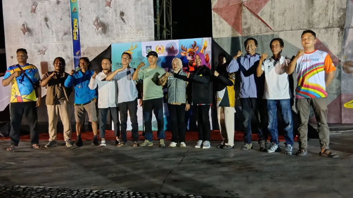 BANGKITKAN PANJAT TEBING NTB: FPTI NTB bersama KONI NTB saat mendukung gelaran Porprov NTB 2026 berjalan aman dan harmonis. (NURUL/LOMBOK POST)