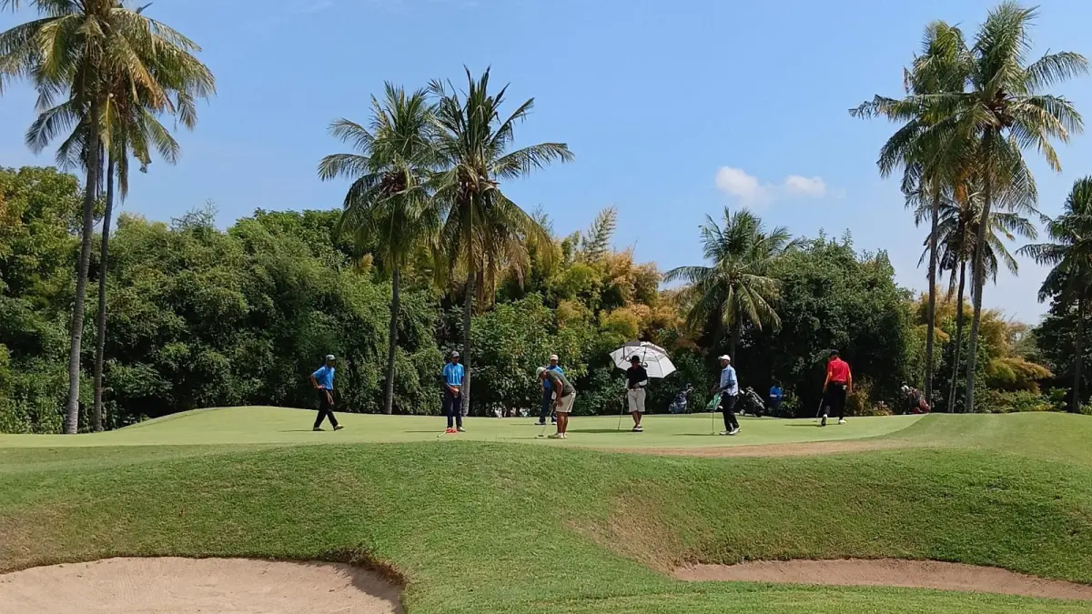 Beberapa atlit golf pada Porprov NTB XII 2026 sedang bertanding di Sira Beach Golf & Country Club, Minggu (19/7).