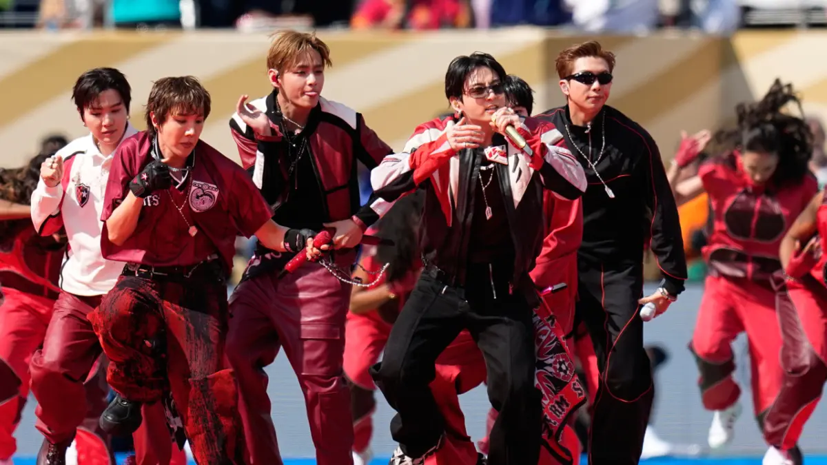 BTS guncang Stadion New Jersey dengan Dynamite di panggung Halftime Show Piala Dunia 2026. (isplus.com)