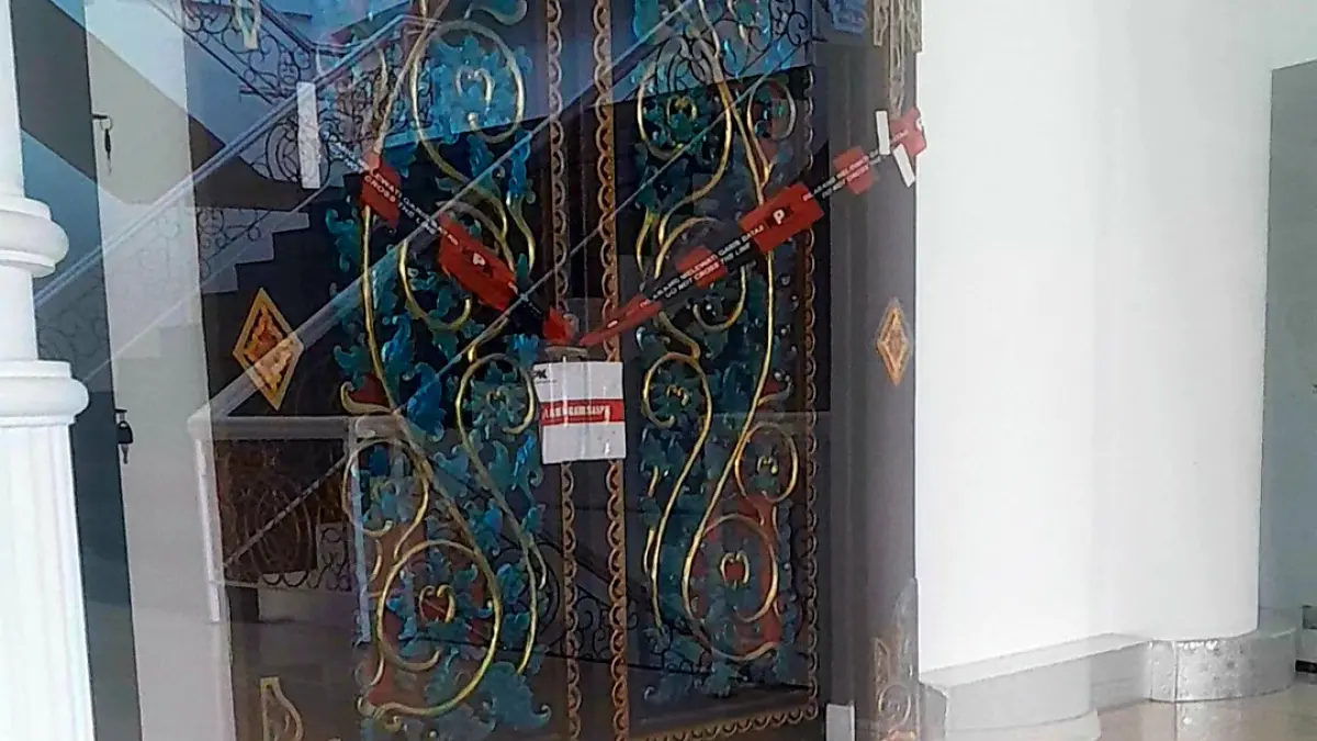 DISEGEL: Ruang kerja Bupati Lombok Barat disegel KPK, Senin (20/7). (Foto: Toni/Lombok Post)
