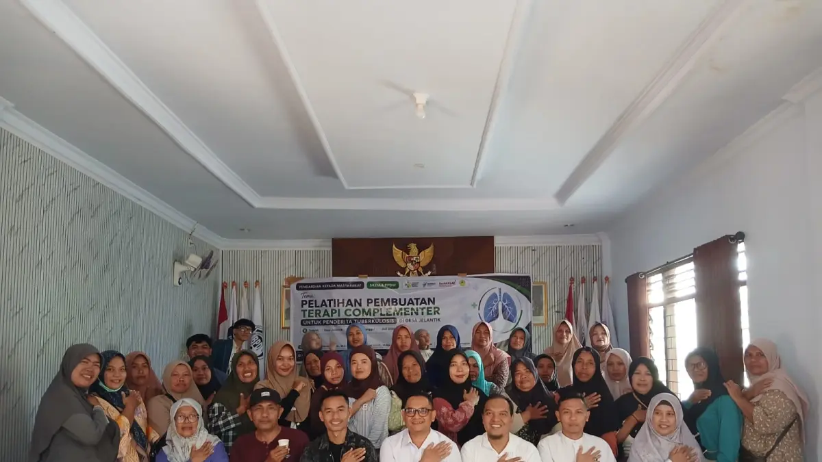 EDUKASI MASYARAKAT: Tim pengabdian kepada masyarakat Politeknik Kesehatan Kemenkes Mataram berfoto bersama usai memberikan edukasi kepada warga dan kader kesehatan Desa Jelantik, Lombok Tengah, tentang pencegahan TB dan pendampingan pengobatan.