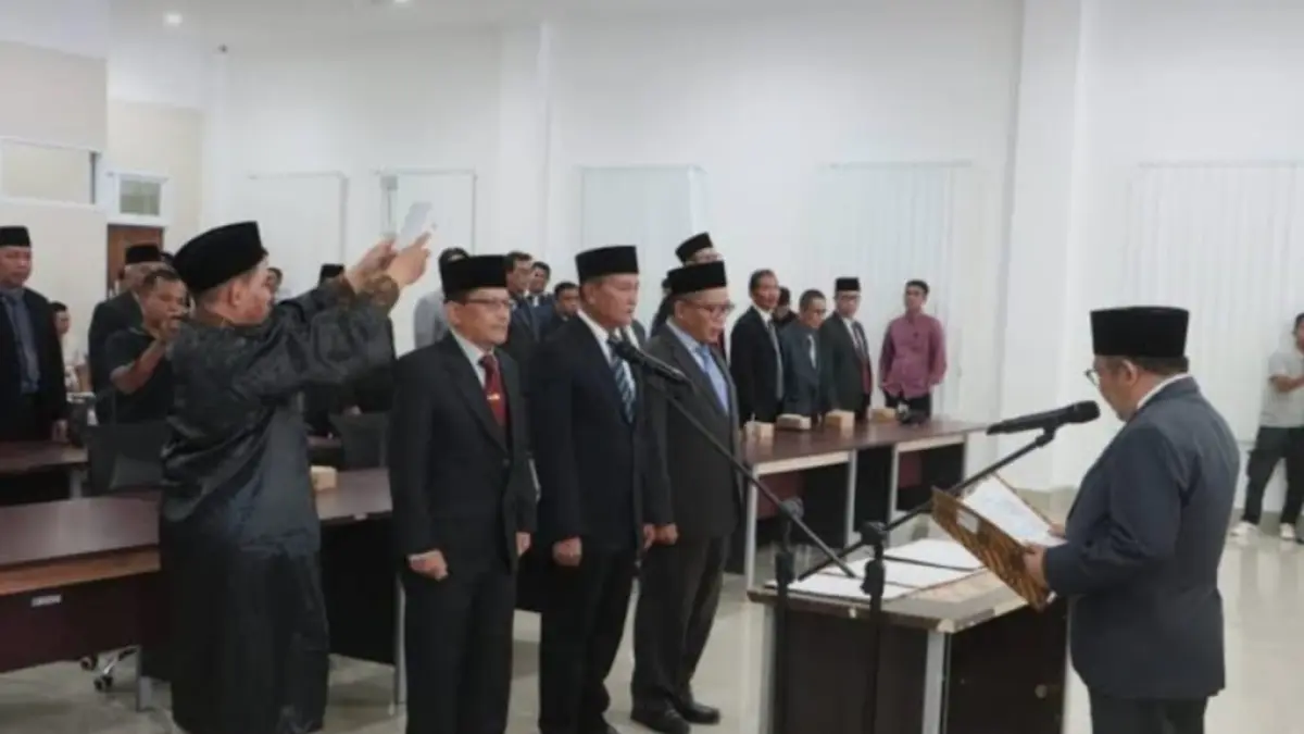ISU MUTASI: Bupati KLU Najmul Akhyar melantik pejabat eselon  II, beberapa waktu lalu.