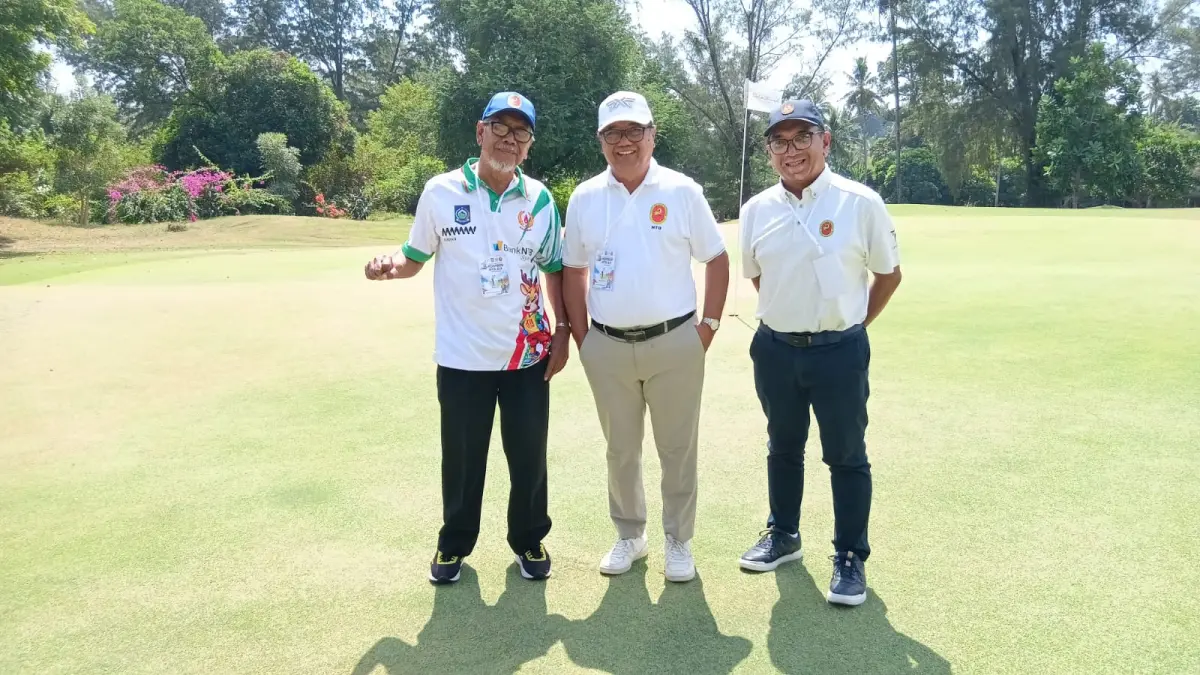 Technical Delegate Porprov NTB XII Tahun 2026 Cabor Golf, Agus Dwi Sumarsono bersama PB PGI dan PGI NTB saat memantau penyelenggaraan pertandingan golf Porprov NTB XII 2026 di Sira Beach Golf & Country Club, Minggu (19/7). (NURUL/LOMBOK POST)