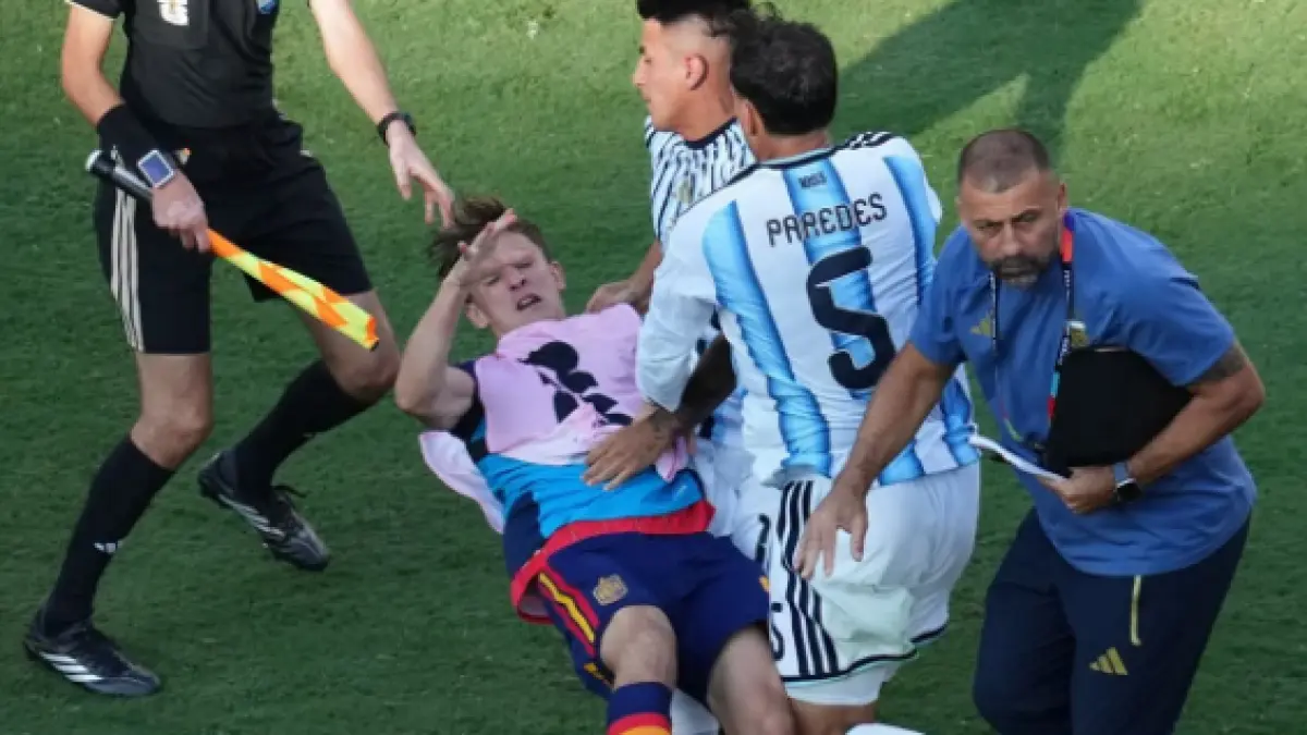 Leandro Paredes terlibat keributan dengan Gavi dan Eric Garcia setelah pertandingan berakhir. Insiden tersebut berujung kartu merah untuk Paredes. (Istimewa)