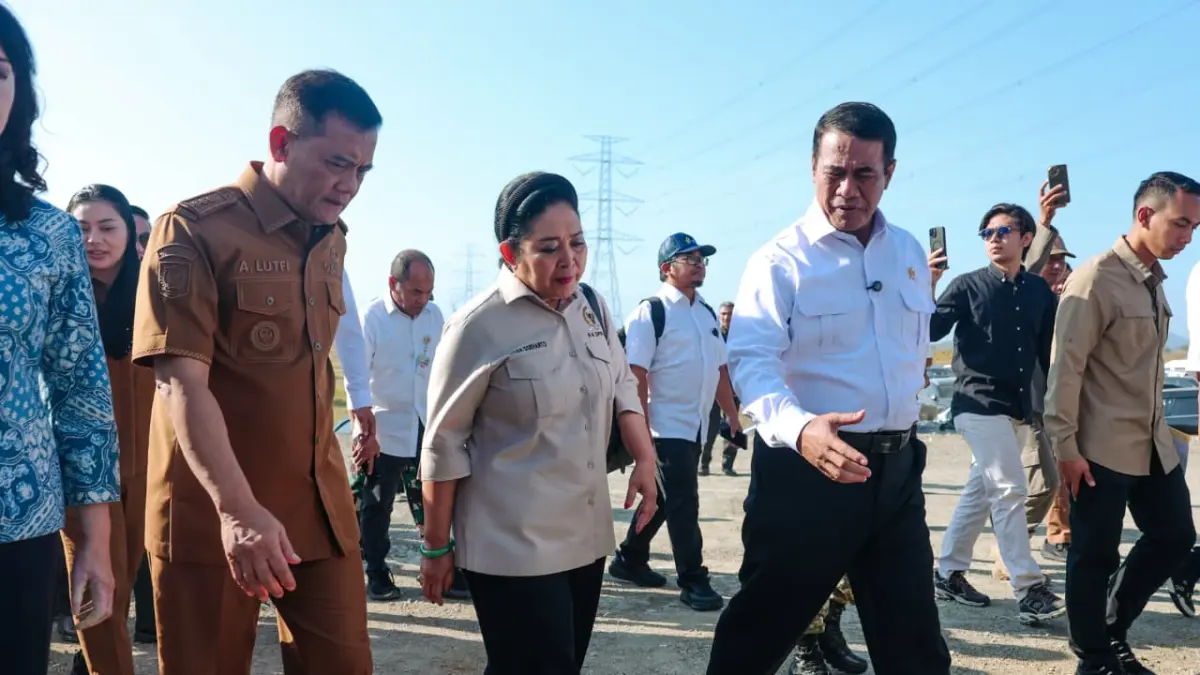 Menteri Pertanian Andi Amran Sulaiman berbincang dengan Gubernur Jawa Tengah Ahmad Luthfi saat menghadiri groundbreaking peternakan sapi perah terpadu PT Global Dairi Bersama di Desa Karangbale, Kecamatan Larangan, Kabupaten Brebes, Senin (20/7).
