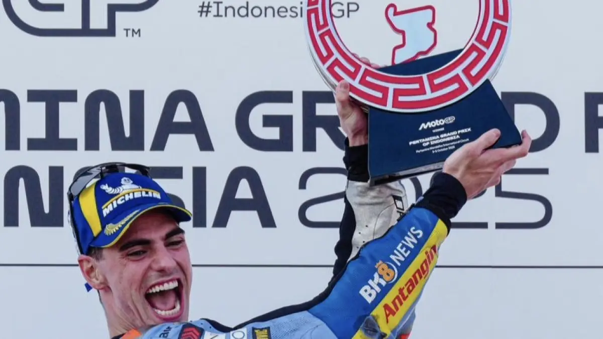 Pembalap Ducati Gresini Racing Fermin Aldeguer mengangkat trofi kemenangannya pada ajang MotoGP Mandalika 2025 di Sirkuit Internasional Mandalika, Lombok Tengah.