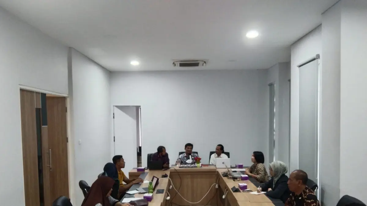 Penyuluh Hukum Kanwil Kemenkum NTB mengikuti kegiatan Peningkatan Kapasitas Pencegahan Terorisme di Ruang ZI Kemenkum NTB, Jumat (17/7).