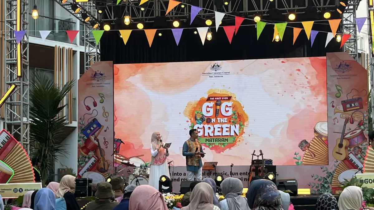 PERKUAT JEJARING: Suasana festival musik mini bertajuk Gig on the Green (GoG) yang digelar Konsulat Jenderal Australia di Bali di Hotel Aruna Senggigi, Lombok Barat, Sabtu (18/7). (FERIAL/LOMBOK POST)