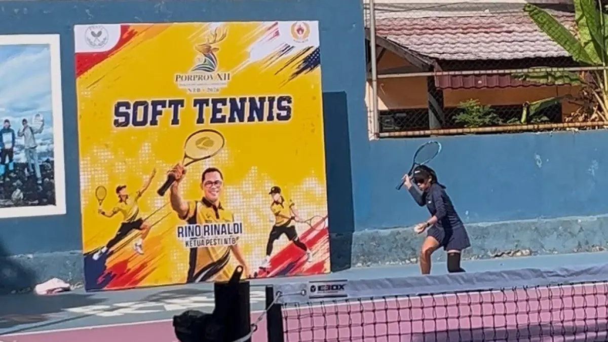 Salah seorang atlet soft tennis mengembalikan bola dalam laga Porprov NTB di Lapangan tennis Bulog Mataram, Minggu (19/7).