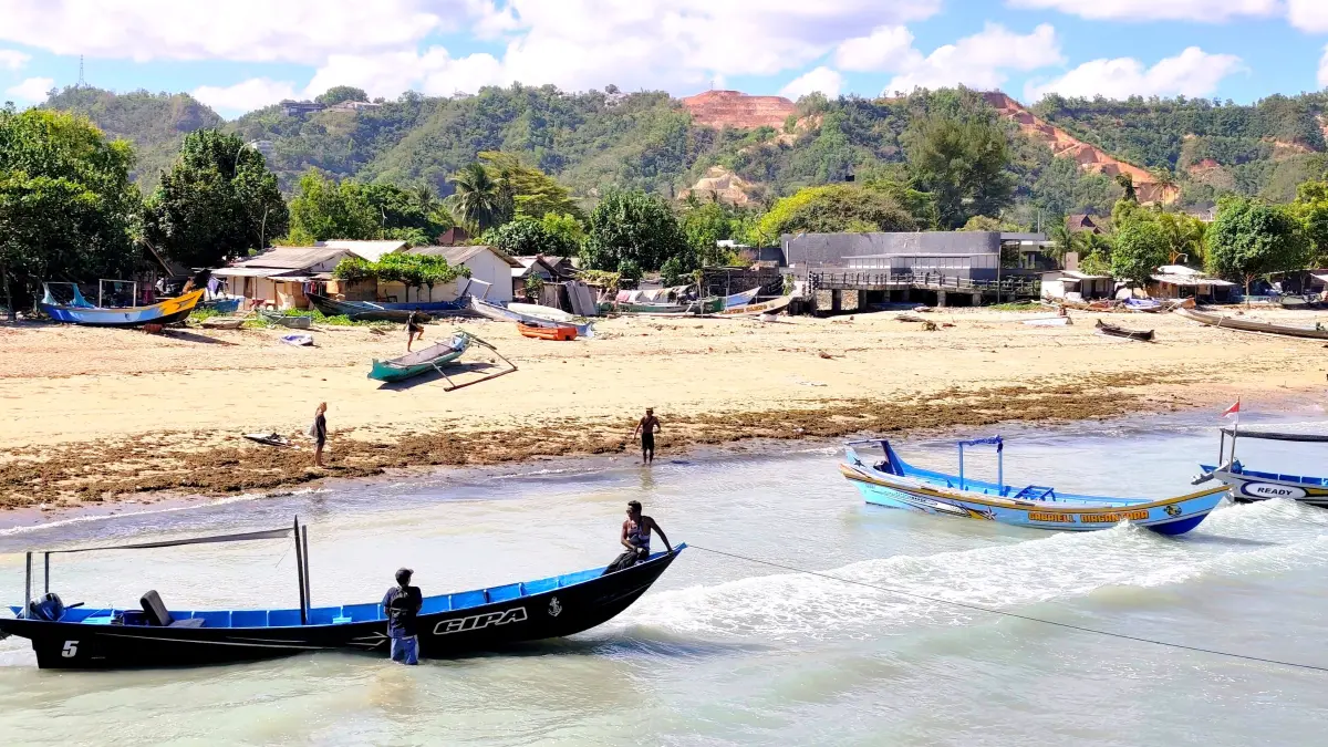 Sejumlah nelayan Desa Kuta bersiap dengan perahunya untuk mengais rezeki ke tengah laut, belum lama ini. Pemkab Loteng usulkan dua lokasi pembangunan KNMP di Desa Awang dan Desa Kuta.