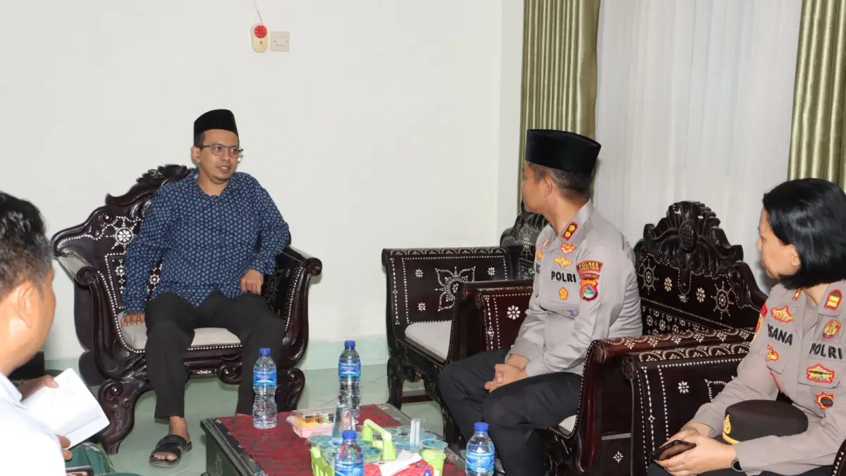 SILATURAHMI: Kapolres Lombok Timur (Lotim) saat bersilaturahmi dengan pengurus pondok pesanter yayasan Hamzanwadi NWDI Pancor. 
