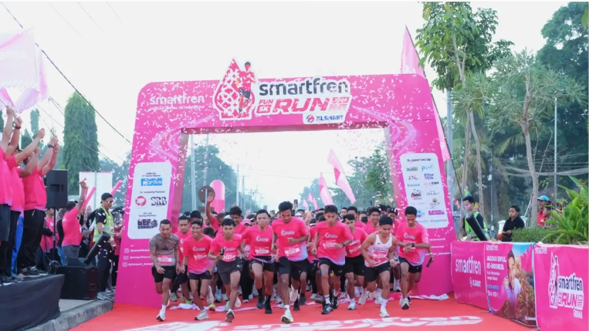 SMARTFREN RUN Bima 2026 yang diikuti sekitar 1.000 peserta sebagai ruang olahraga, hiburan, dan kolaborasi bersama komunitas serta UMKM lokal.