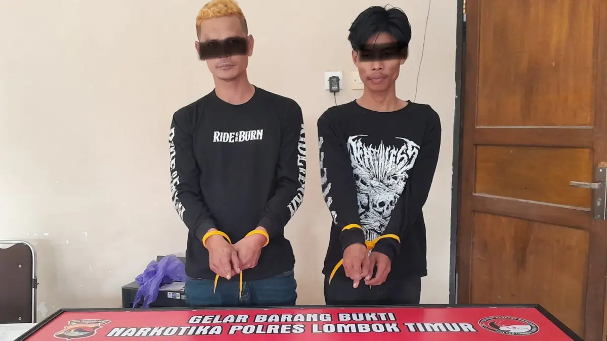 TANGKAP: Dua terduga penyalahgunaan narkoba saat diamankan Polisi di Polres Lombok Timur. 