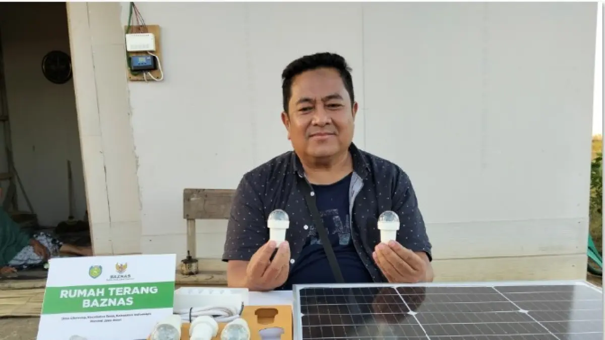 Ujang Koswara menunjukkan bola lampu Limar. (Jawa Pos)