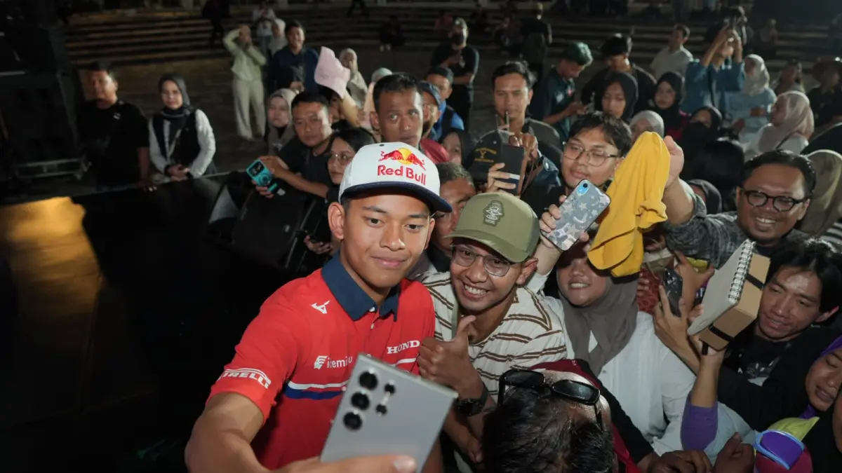 Veda Ega berswafoto dengan masyarakat Yogyakarta saat momen pulang kampung, Minggu (19/7). 