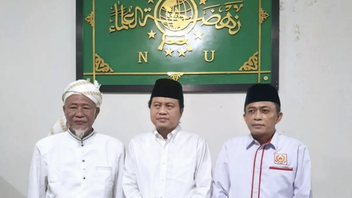KH Muhammad Yusuf Chudlori atau Gus Yusuf (tengah) berkunjung ke Ponpes Manhalul Ma