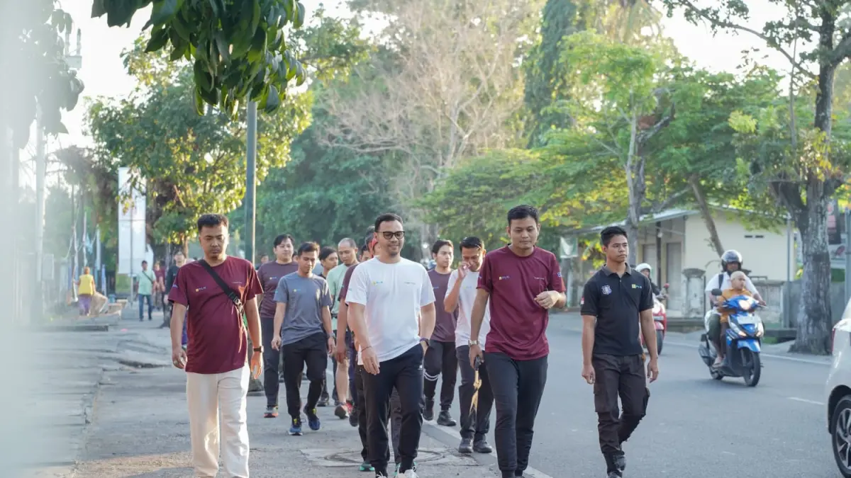 Insan PT PLN (Persero) UIP Nusra mengikuti kegiatan Fun Walk di sepanjang Jalan Pendidikan, Kota Mataram, sebagai bagian dari upaya memperkuat semangat kebersamaan, budaya hidup sehat, dan kolaborasi dalam mendukung pencapaian target kinerja perusahaan tahun 2026.
